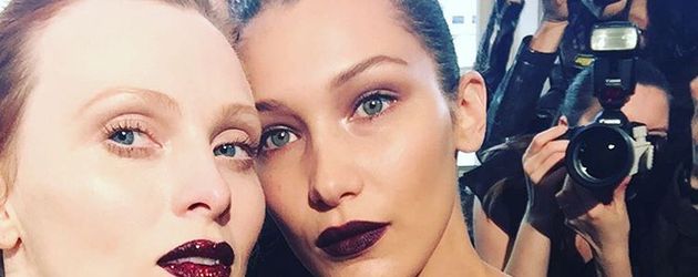 Karen Elson & Bella Hadid (r.) bei der "Versace"-Show auf der Fashion-Week in Paris Karen Elson & Bella Hadid (r.) bei der "Versace"-Show auf der Fashion-Week in Paris
