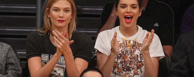 Karlie Kloss und Kendall Jenner im Zuschauerraum eines Lakers-Spiels Karlie Kloss und Kendall Jenner im Zuschauerraum eines Lakers-Spiels
