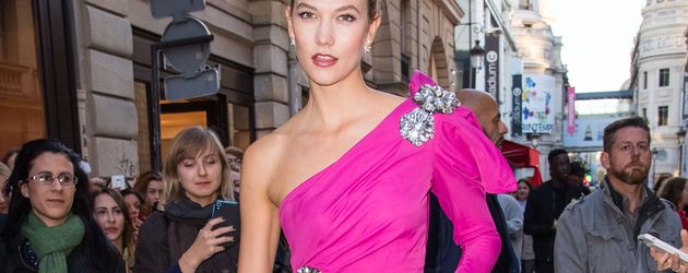 Karlie Kloss vor der L'Oréal- Boutique in Paris Karlie Kloss vor der L'Oréal- Boutique in Paris