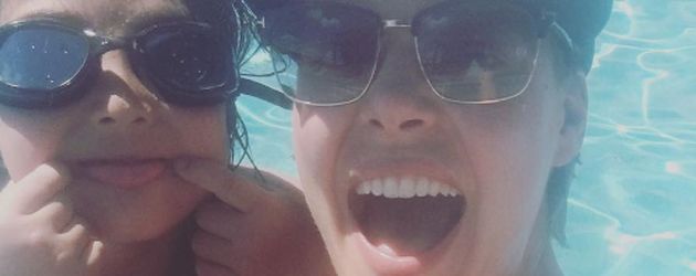 Katherine Heigl mit ihren zwei Töchtern im Pool Katherine Heigl mit ihren zwei Töchtern im Pool