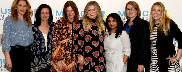 Kelly Clarkson (m.) bei der "Music's Leading Ladies Speak Out"-Präsentation Kelly Clarkson (m.) bei der "Music's Leading Ladies Speak Out"-Präsentation