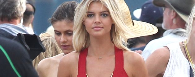 Kelly Rohrbach im "Baywatch"-Badeanzug Kelly Rohrbach im "Baywatch"-Badeanzug