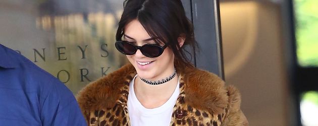 Kendall Jenner beim Verlassen des Shops "Barneys New York" in Beverly Hills Kendall Jenner beim Verlassen des Shops "Barneys New York" in Beverly Hills