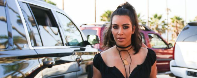 Kim Kardashian mit ihrer Tochter North auf dem Weg zur Geburtstagsparty von Oma MJ Kim Kardashian mit ihrer Tochter North auf dem Weg zur Geburtstagsparty von Oma MJ