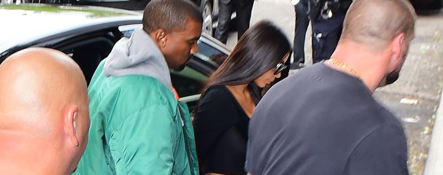 Kim Kardashian mit Kanye West nach ihrer Rückkehr aus Paris Kim Kardashian mit Kanye West nach ihrer Rückkehr aus Paris