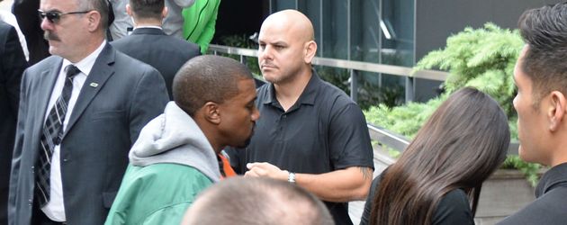 Kim Kardashian und Kanye West, umringt von Bodyguards, in New York Kim Kardashian und Kanye West, umringt von Bodyguards, in New York