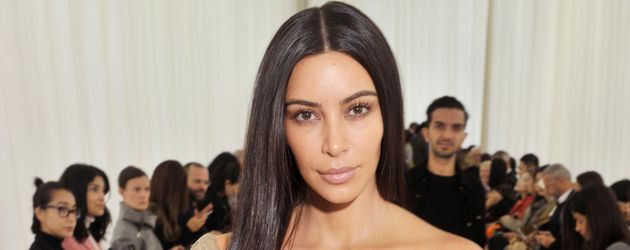 Kim Kardashian auf der "Balenciaga Modenschau" während der Pariser Fashin-Week Kim Kardashian auf der "Balenciaga Modenschau" während der Pariser Fashin-Week