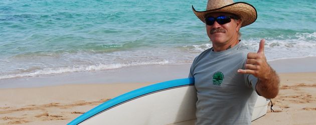 Konny Reimann auf Hawaii mit Surfbrett Konny Reimann auf Hawaii mit Surfbrett