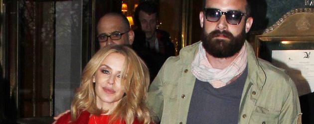 Kylie Minogue und Joshua Sasse Kylie Minogue und Joshua Sasse