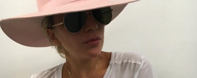 Lady Gaga mit ihrem Tattoo "Joanne" Lady Gaga mit ihrem Tattoo "Joanne"