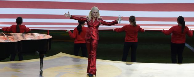 Lady GaGa singt die US-Nationalhymne beim SuperBowl 2016 in Santa Clara Lady GaGa singt die US-Nationalhymne beim SuperBowl 2016 in Santa Clara