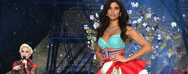 Lady Gaga und Sara Sampaio bei der Victoria's-Secret-Show 2016 Lady Gaga und Sara Sampaio bei der Victoria's-Secret-Show 2016