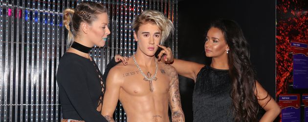 Leo Bartsch und Gabby de Almeida Rinne mit der Justin-Bieber-Wachsfigur im Madam Tussauds Berlin Leo Bartsch und Gabby de Almeida Rinne mit der Justin-Bieber-Wachsfigur im Madam Tussauds Berlin