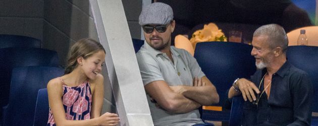 Leonardo DiCaprio mit einem kleinen Mädchen bei den US Open in New York Leonardo DiCaprio mit einem kleinen Mädchen bei den US Open in New York