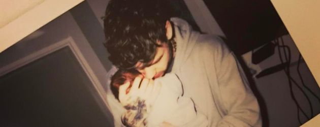 Liam Payne mit seinem neugeborenen Sohn Bear Liam Payne mit seinem neugeborenen Sohn Bear