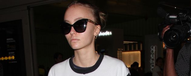Lily-Rose Depp im Oktober 2016 am Flughafen Los Angeles. Lily-Rose Depp im Oktober 2016 am Flughafen Los Angeles.