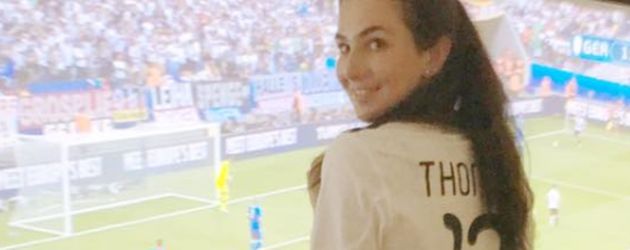 Lisa Müller mit Trikot vor der Leinwand Lisa Müller mit Trikot vor der Leinwand