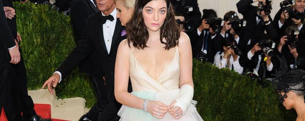 Sängerin Lorde auf der MET Gala 2016 Sängerin Lorde auf der MET Gala 2016