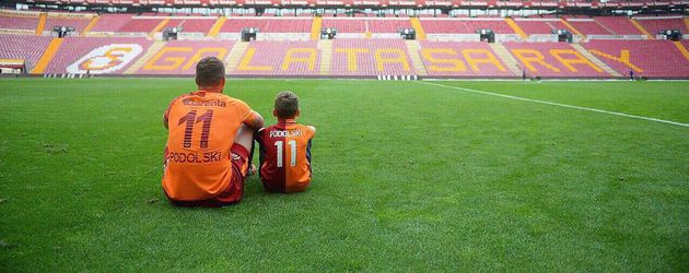 Lukas Podolski mit seinem Sohn im Türk Telekom Stadium Lukas Podolski mit seinem Sohn im Türk Telekom Stadium