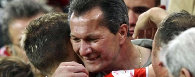 Lukas Podolski und sein Vater Waldemar nach dem Spiel Deutschland gegen Polen bei der EURO 2008 Lukas Podolski und sein Vater Waldemar nach dem Spiel Deutschland gegen Polen bei der EURO 2008