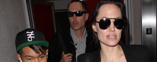 Maddox, James Haven und Angelina Jolie am Flughafen in Los Angeles Maddox, James Haven und Angelina Jolie am Flughafen in Los Angeles