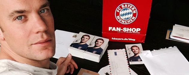 Manuel Neuer mit Fan-Post Manuel Neuer mit Fan-Post