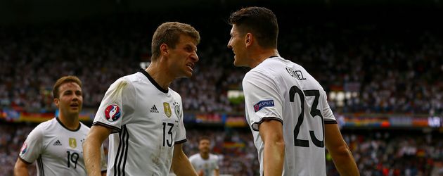 Thomas Müller & Mario Gomez beim Spiel Nordirland gegen Deutschland bei der EM 2016 in Paris Thomas Müller & Mario Gomez beim Spiel Nordirland gegen Deutschland bei der EM 2016 in Paris