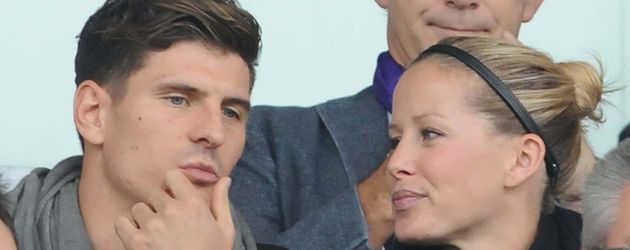 Mario Gomez und Carina Wanzung im Stadion in Florenz Mario Gomez und Carina Wanzung im Stadion in Florenz