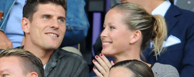 Mario Gomez und Carina Wanzung im Stadion in Florenz Mario Gomez und Carina Wanzung im Stadion in Florenz