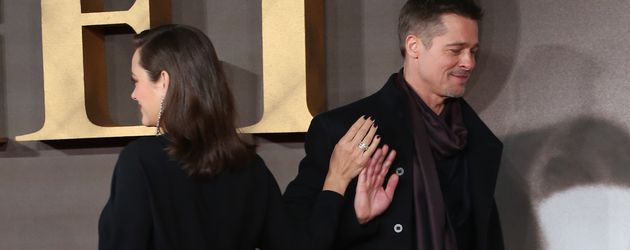 Marion Cotillard und Brad Pritt beim High-Five auf "Allied"-Premiere Marion Cotillard und Brad Pritt beim High-Five auf "Allied"-Premiere