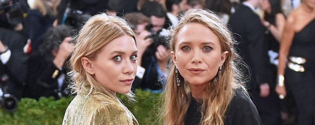Mary-Kate und Ashley Olsen bei der MET Gala 2016 in New York Mary-Kate und Ashley Olsen bei der MET Gala 2016 in New York