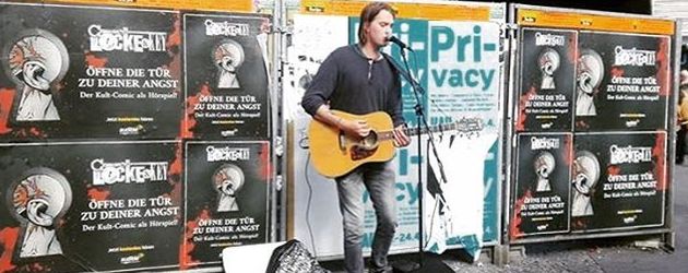 Max Buskohl macht Musik auf der Straße Max Buskohl macht Musik auf der Straße