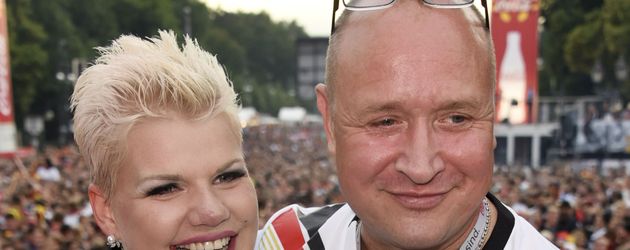 Melanie Müller und Mike Blümer bei der EM 2016 auf der Fanmeile in Berlin Melanie Müller und Mike Blümer bei der EM 2016 auf der Fanmeile in Berlin
