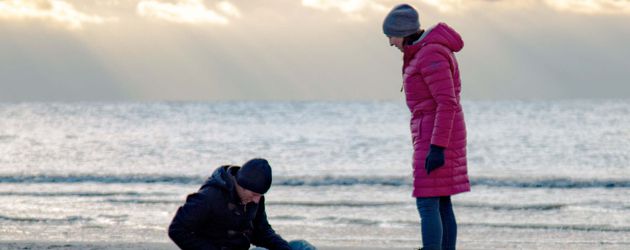 Merlin Leonhardt und Ulrike Frank bei GZSZ-Dreharbeiten an der Nordsee Merlin Leonhardt und Ulrike Frank bei GZSZ-Dreharbeiten an der Nordsee