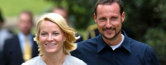 Mette-Marit und Haakon bei einem Spaziergang in London im Jahr 2002 Mette-Marit und Haakon bei einem Spaziergang in London im Jahr 2002