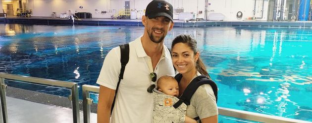 Michael Phelps und Nicole Johnson mit ihrem Sohn Boomer im Schwimmbad Michael Phelps und Nicole Johnson mit ihrem Sohn Boomer im Schwimmbad