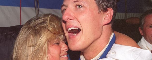 Michael Schumacher und Ehefrau Corinna 1994 nach seinem ersten F1-Weltmeistersieg Michael Schumacher und Ehefrau Corinna 1994 nach seinem ersten F1-Weltmeistersieg