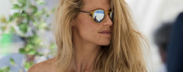 Michelle Hunziker am Strand kurz nach der Geburt der dritten Tochter im Jahr 2015 Michelle Hunziker am Strand kurz nach der Geburt der dritten Tochter im Jahr 2015