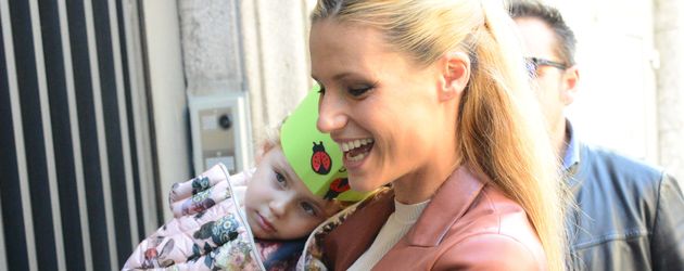 Michelle Hunziker mit Tochter Sole vor dem Café Trussardi in Mailand Michelle Hunziker mit Tochter Sole vor dem Café Trussardi in Mailand