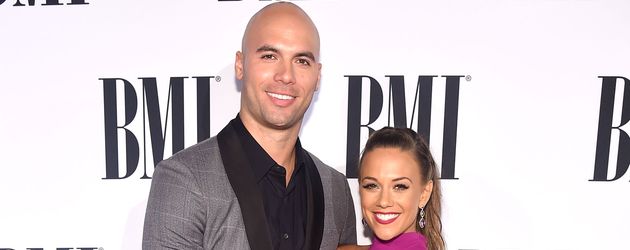 Ex-NFL-Spieler Mike Caussin & Schauspielerin sowie Sängerin Jana Kramer Ex-NFL-Spieler Mike Caussin & Schauspielerin sowie Sängerin Jana Kramer