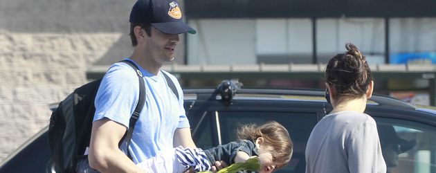 Mila Kunis & Ashton Kutcher mit Tochter Wyatt beim Shopping Mila Kunis & Ashton Kutcher mit Tochter Wyatt beim Shopping