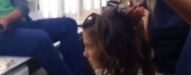 Schauspielerin Millie Bobby Brown beim Frisör Schauspielerin Millie Bobby Brown beim Frisör