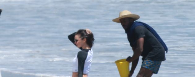 Miranda Kerr während eines Shootings am Strand von Malibu Miranda Kerr während eines Shootings am Strand von Malibu