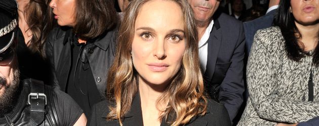 Natalie Portman in der Front Row bei Dior in Paris Natalie Portman in der Front Row bei Dior in Paris