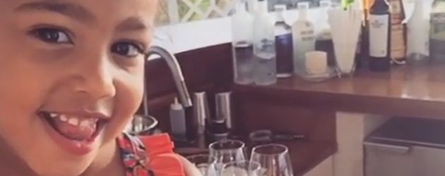 North West im Garten zu Hause in Beverly Hills North West im Garten zu Hause in Beverly Hills