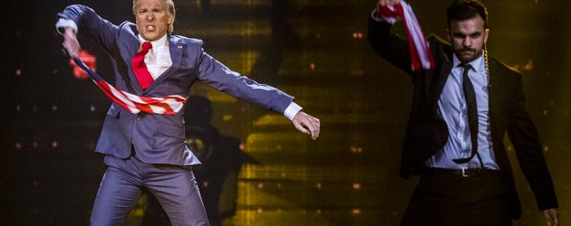 Comedian Oliver Pocher tanzt als US-Präsident Donald Trump Comedian Oliver Pocher tanzt als US-Präsident Donald Trump