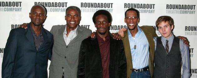 Owiso Odera (li.) mit dem Cast von "The Overwhelming" Owiso Odera (li.) mit dem Cast von "The Overwhelming"