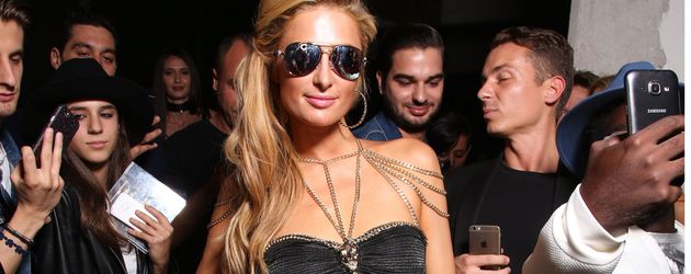 Paris Hilton backstage bei der Philipp Plein Show auf der Mailand Fashion Week Paris Hilton backstage bei der Philipp Plein Show auf der Mailand Fashion Week
