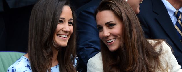 Pippa Middleton und Herzogin Kate bei einem Tennisspiel im Juli 2012 Pippa Middleton und Herzogin Kate bei einem Tennisspiel im Juli 2012