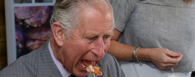 Prinz Charles in einem Fast-Food-Restaurant in Wales Prinz Charles in einem Fast-Food-Restaurant in Wales